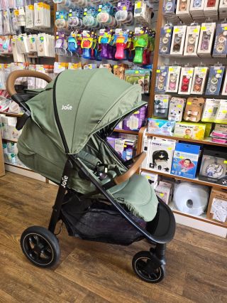 AKCE ‼️Sportovní kočárky Joie Litetrax Pro. Cena od 4.499 kč. Gumová kola vhodná do jakéhokoliv terénu 👍 a skladný jednou...