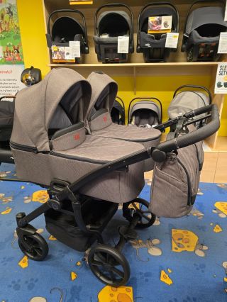 Jasmíne Duo je moderní vybavený kočárek pro dvojčata. AKČNÍ cena 32.999 kč 😉 Projede dveřmi 80 cm👍. 2x taška na rukojeť,...