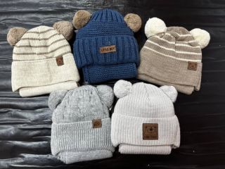 Přijďte si k nám pro krásné zimní čepičky pro kluky 🥰🩵 Ceny od 199,- Krásné barvičky, umělé i pravé kožíšky. K čepičkám je...