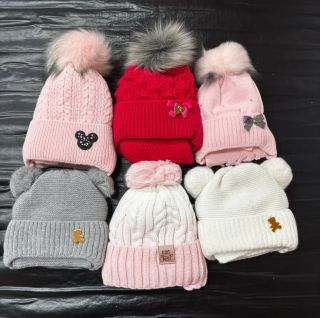 Přijďte si k nám pro krásné zimní čepičky pro holčičky 🥰❤️ Ceny od 199,- Krásné barvičky, pravé i umělé kožíškové...